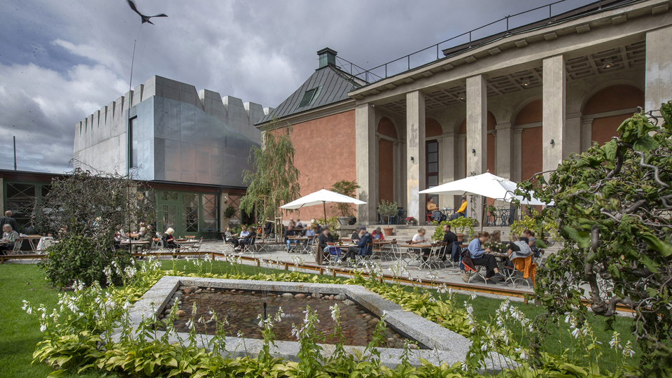 Grönskande innegård mellan Liljevalchs konsthall och restaurang Blå porten, foto.